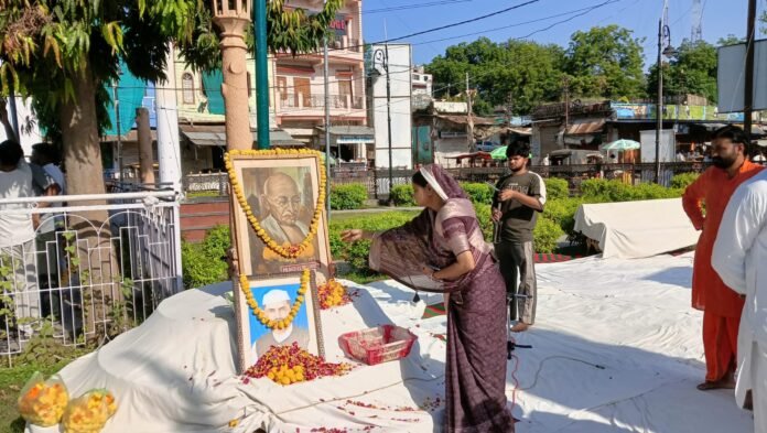 श्योपुर के गांधी चौक पर महात्मा गांधी की प्रतिमा पर माल्यार्पण करते नागरिक